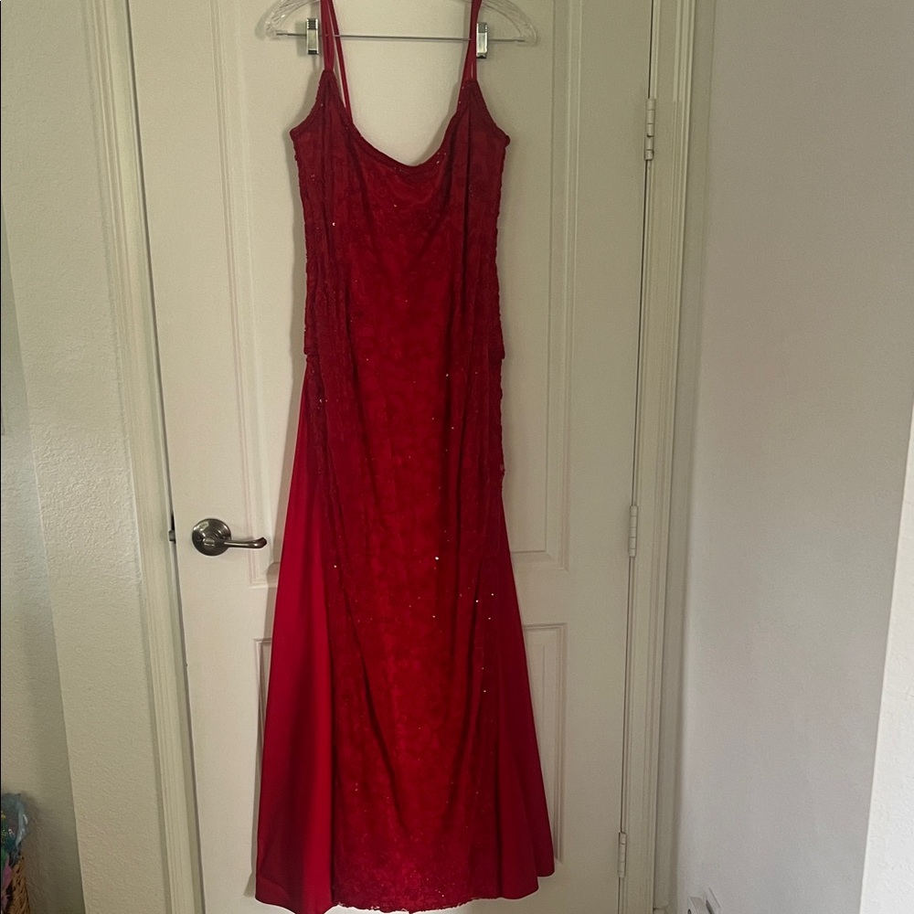 NWOT Chic Scarlet Wedding / Ball Gown
